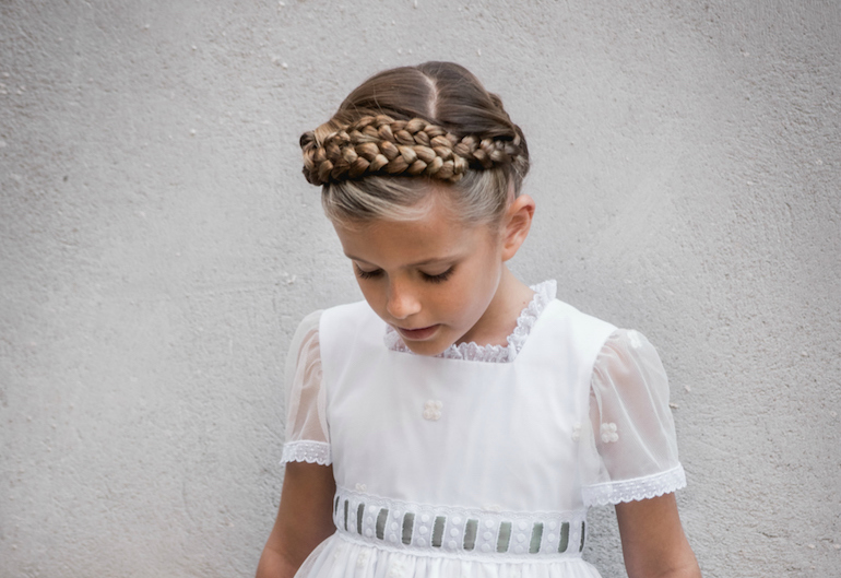 Los 10 mejores peinados de comunión para niñas  Quémono